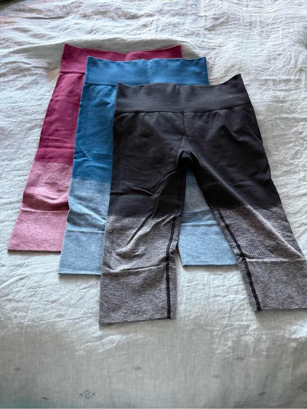 Lululemon 3 pack women’s ombré capri leggings Sz 8/10